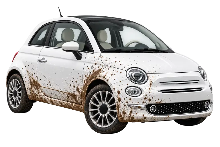 Witte auto lijkt op een Fiat 500 met modder op de zijkant