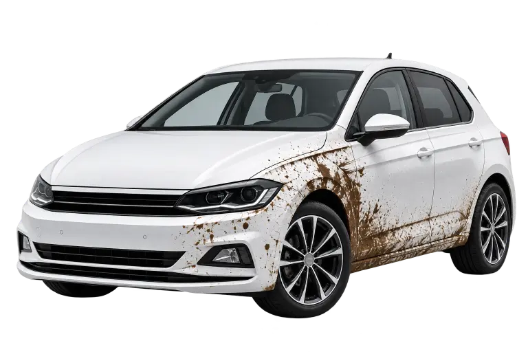 Witte auto lijkt op een Volkswagen polo met modder op de zijkant
